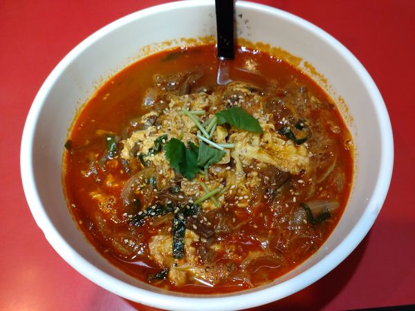 「ユッケジャン麺　１０５０円」@韓韓麺 亀有店の写真