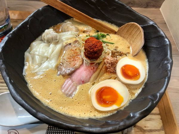 「辛味噌濃厚えびそば+わんたん＋味玉+ローストポーク丼」@えびそば 緋彩の写真