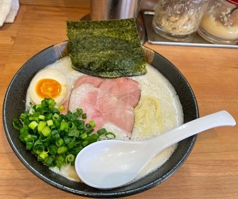 「泡豚骨ラーメン しお ノーマル　890円。」@濃厚豚骨ラーメン はなふさの写真