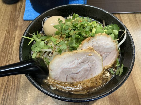 「特製辛焦がし味噌たん麺＋パクチー」@辛焦がし味噌たん麺 一向の写真