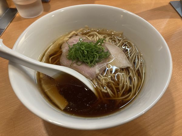「醤油らぁ麺」@らぁ麺 はやし田 池袋店の写真