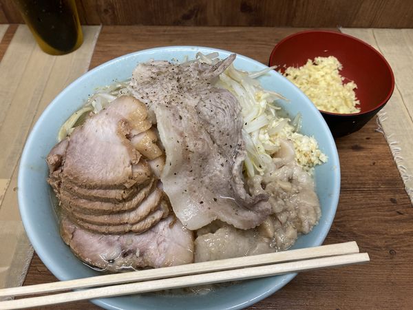 「ブタ入り＋豚バラ一枚＋ショウガ」@ラーメン二郎 池袋東口店の写真