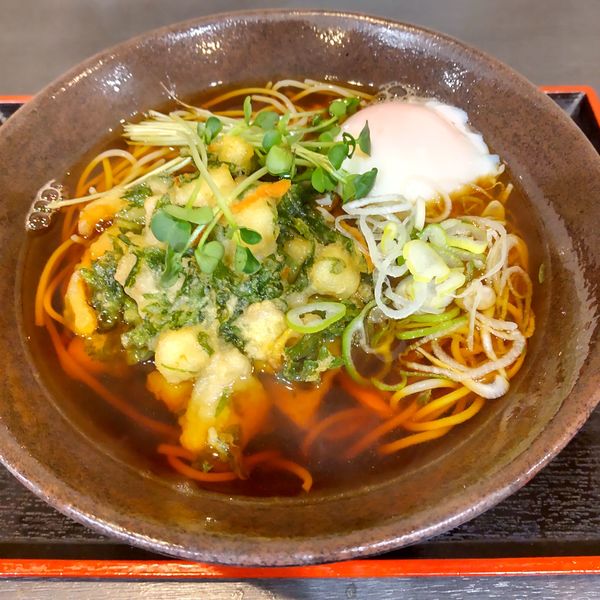 「【季節限定】小柱と春菊のかきあげ（￥650）温泉玉子（クーポ」@ゆで太郎 銀座5丁目店の写真