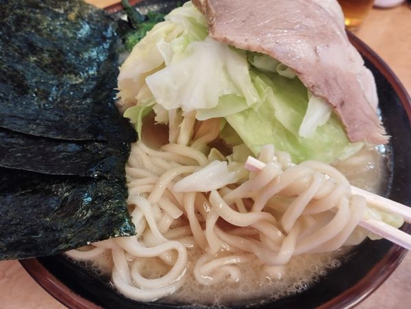 「ラーメン(並)(ふつう)(800)＋キャベツ(100)」@光家の写真