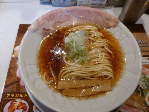 「ピストル チャーシュー1枚」@ラーメン大戦争 西新宿店の写真