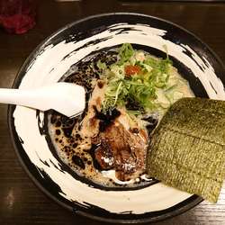 黒ラーメン¥750＋ライス¥100