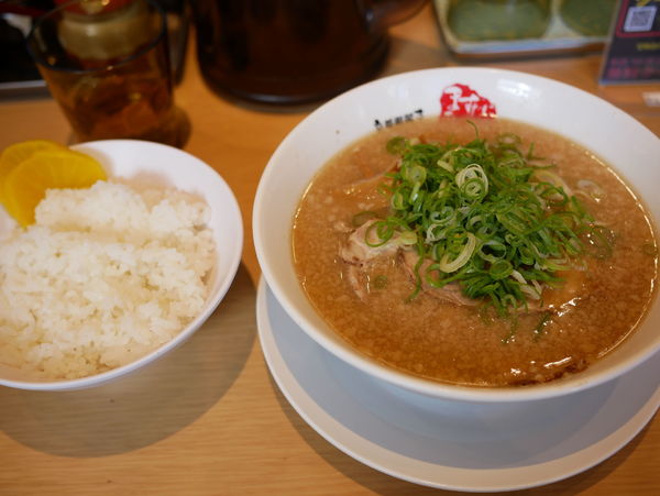 「ラーメン 並 麺硬め30秒＋脂多め＋セルフ辛いの多め＋セルフ」@京都銀閣寺 ますたにラーメン 室町店の写真
