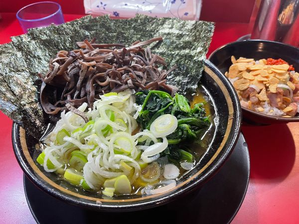 「ラーメン＋のり＋薬味ねぎ＋きくらげ＋半賄い飯」@家系ラーメン とらきち家の写真