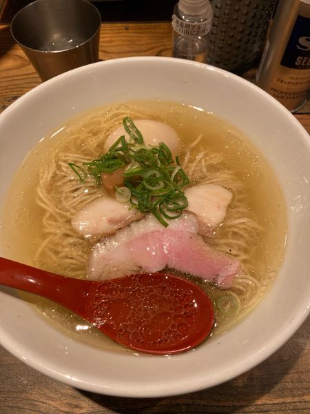 「軍鶏味玉塩ラーメン　¥1,150」@麺屋 翔 西新宿本店の写真