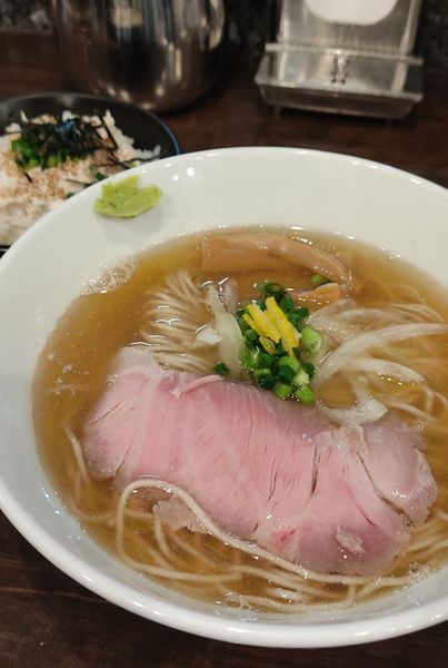「鯵煮干しの塩そば＋鶏マヨ飯」@町田汁場 しおらーめん進化 町田駅前店の写真