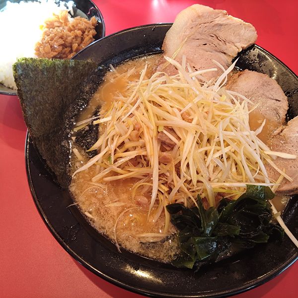 「ネギチャーシューメン1100円、ライス100円」@柏ネギラーメン 柏本店の写真