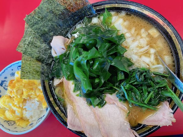 「チャーシュー麺＋玉ねぎ＋半たまごまぶし」@王道家直伝 との丸家 八潮店の写真