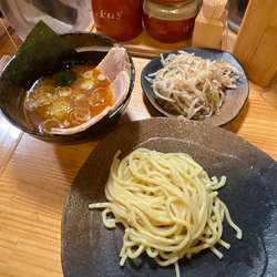 辛味つけ麺 小盛(野菜,半チャーシュートッピング)