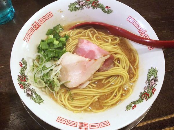 「ニンニク効いたパワフル白湯そば」@立ち呑み居酒屋 金町製麺の写真