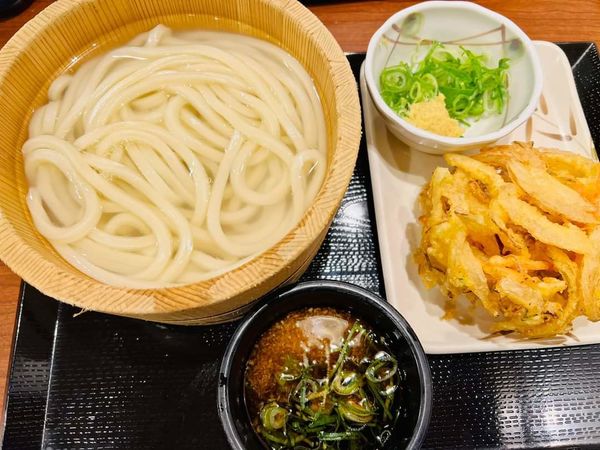 「釜揚げうどん＋野菜かき揚げ」@丸亀製麺 ラスカ茅ヶ崎店の写真