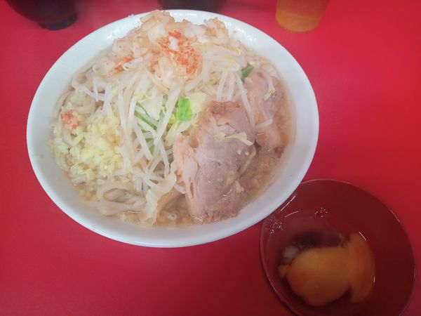 「ラーメン小¥750 生玉子￥50 玉ねぎ¥50」@ラーメン二郎 大宮公園駅前店の写真