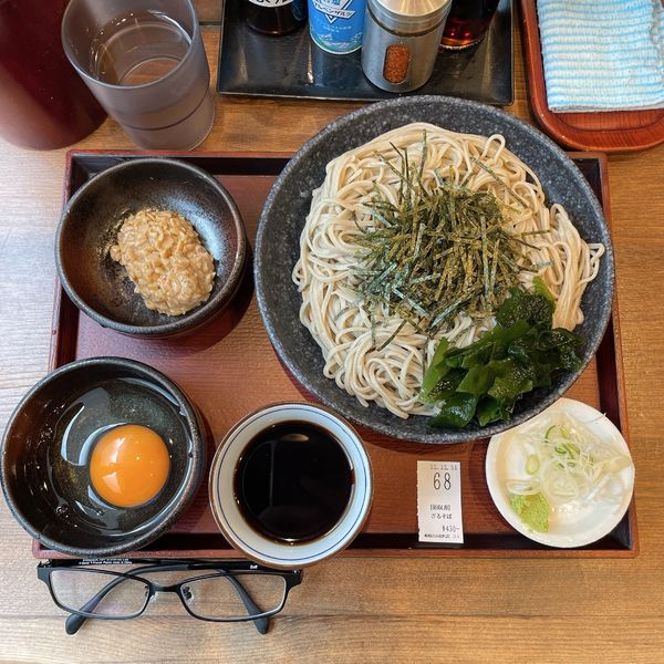 「ざるそば（細麺変更）生卵 納豆」@十割蕎麦 嵯峨谷 浜松町店の写真