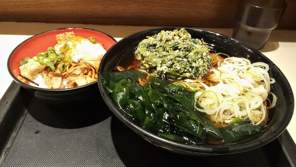 「ミニ赤富士丼セット（かけそば）+春菊天」@名代 富士そば 市ヶ谷五番町店の写真
