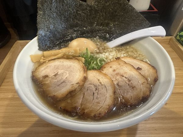 「淡麗醤油らーめん全部入り1150円」@らぁめん 麺彩家の写真