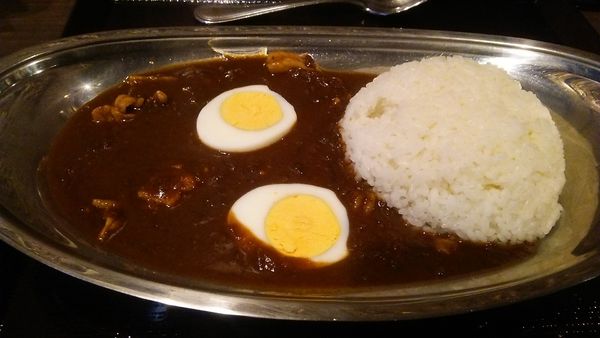「房総ポークカレー 880円＋ゆで卵 100円」@カレー食堂 たんどーるの写真