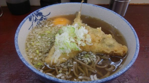 「かけそば 300円＋あじ天 110円＋月見 50円」@鈴家の写真