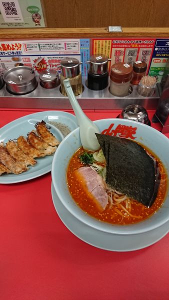 「辛味噌ラーメン+特製ギョーザ」@ラーメン山岡家 千葉鎌ヶ谷店の写真