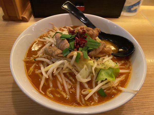 「辛味噌もつ煮込みラーメン 950円」@つけ麺らーめん 春樹 新宿御苑前店の写真