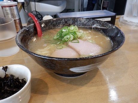 「しおラーメン」@ラーメン ともの写真