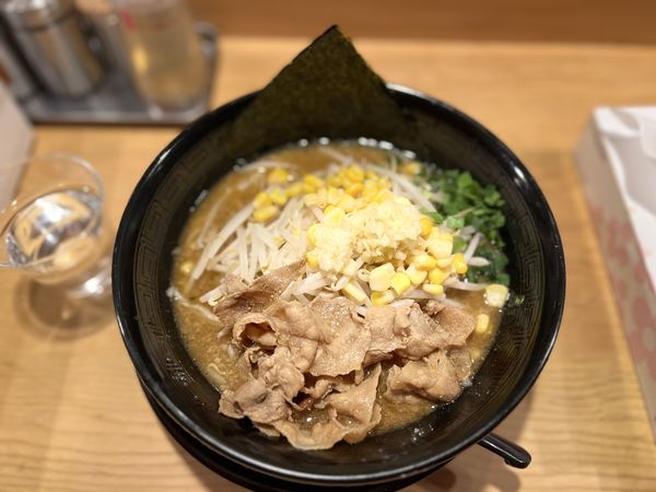 「肉盛り味噌らーめん〈ニンニク少なめ.しょうがあり)900円」@肉盛り味噌らーめん 侍倶楽部 赤羽駅前店の写真