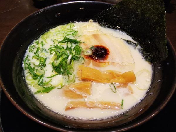 「とんこつらぁ麺　醤油　：カタ」@濃厚とんこつラーメン 壱角堂 池袋西口店の写真