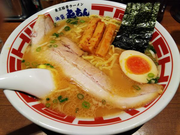 「東京豚骨ラーメン　大盛無料　※ちぢれ麺」@屯ちん 池袋本店の写真
