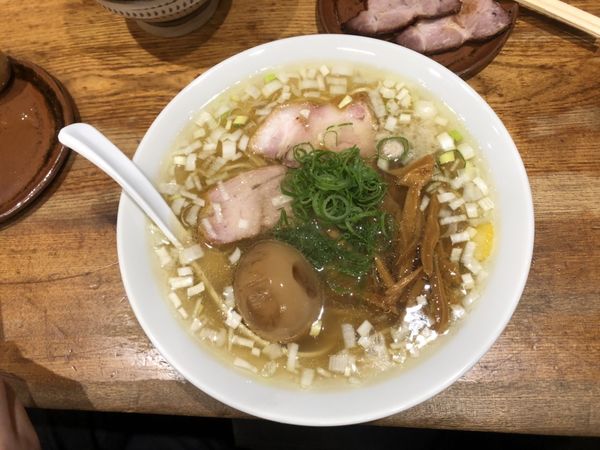 「限定：鶏と昆布の塩ラーメン1500円+燻製味玉200円」@渡なべの写真