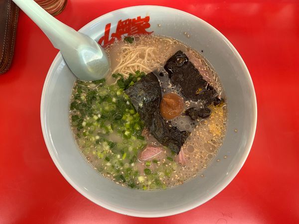 「朝ラーメン 普通盛＋コロチャーシュー6個」@ラーメン山岡家 谷田部店の写真
