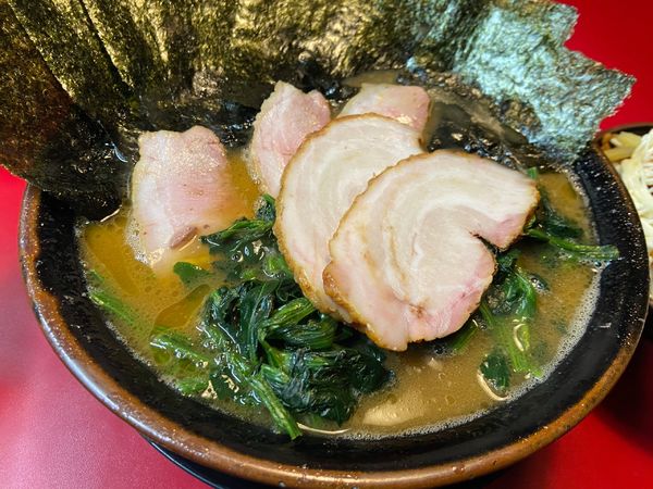 「チャーシューメン3枚中盛　のり青菜バラ2枚　カタコイオオ」@家系ラーメン 王道家の写真