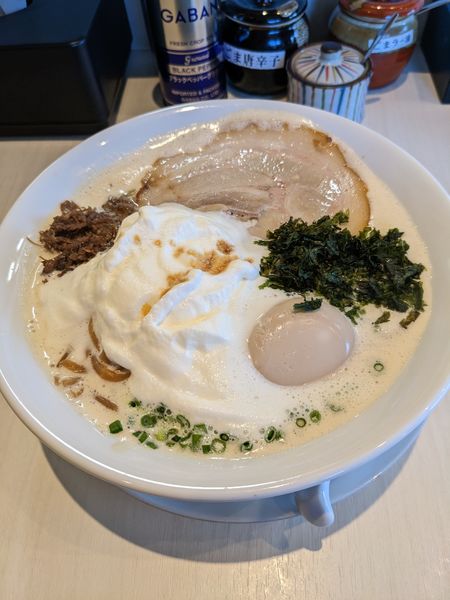 「牛白湯しょうゆらーめんlikeカプチーノ＋煮玉子」@Ramen TOKUYAMAの写真