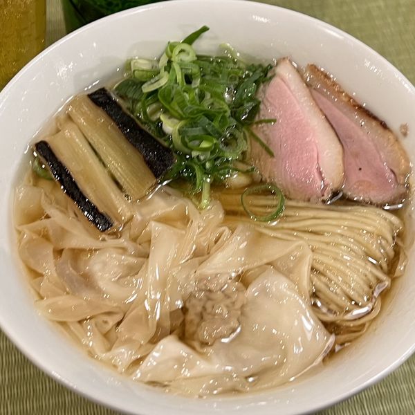「鴨ワンタン麺（丸太白葱・九条葱）＋瓶ビール（小）」@らーめん 鴨and葱の写真