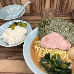 味玉ラーメン海苔増し硬め濃いめ、無料ライス
