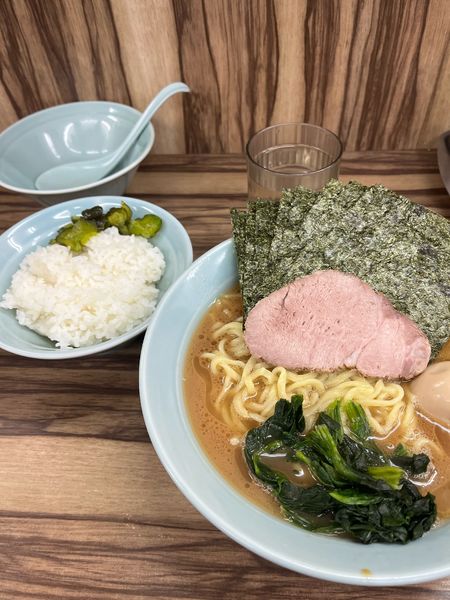 「味玉ラーメン海苔増し硬め濃いめ、無料ライス」@横浜家系ラーメン 武蔵家 東小金井店の写真