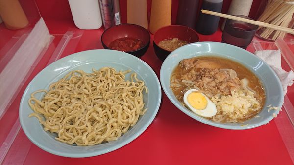 「ラーメン少なめ（ブタカスアブラ）＋赤＋つけ麺変更」@ラーメン富士丸 東浦和店の写真