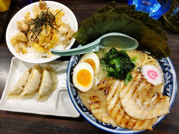 「特製濃厚豚骨ラーメン·ネギチャーシュー丼·半餃子」@麺屋 武士道 本店の写真
