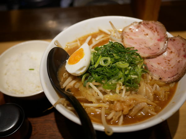 「名古屋濃厚味噌ラーメン 麺硬め＋サービスライス」@麺屋壱の写真