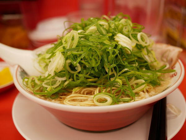 「特製醤油ラーメン 麺バリカタ＋沢庵＋セルフネギ増し」@ラーメン 魁力屋 竹ノ塚店の写真
