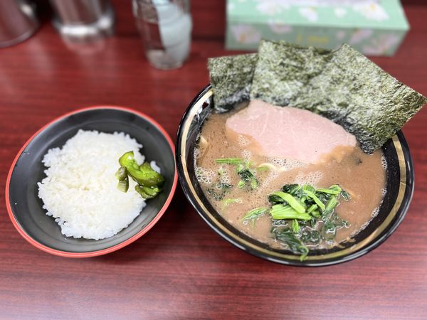 「ラーメン (麺かため)800円＋無料ライス」@麺家 紫極 大泉学園店の写真