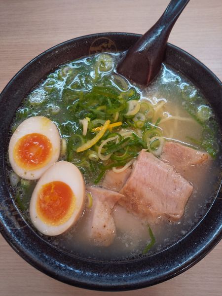 「ゆず塩豚トロらーめん（味玉付き）」@藤一番 江南店の写真