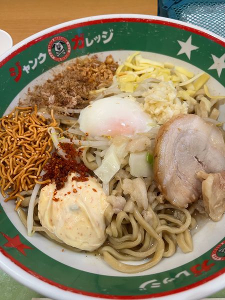 「まぜそば　大盛り　全増し」@ジャンクガレッジ イオンレイクタウンmori店の写真