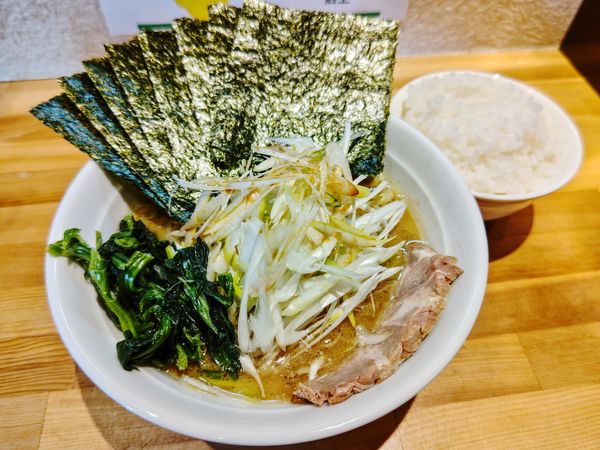 「ネギラーメン＆ノリ1000円＋サービスライス」@横浜家系ラーメン おか家の写真
