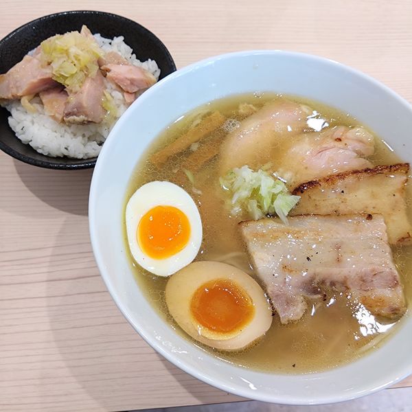 「特製しおらーめん1100円、鶏チャーシューごはん350円他」@らーめん藁の写真