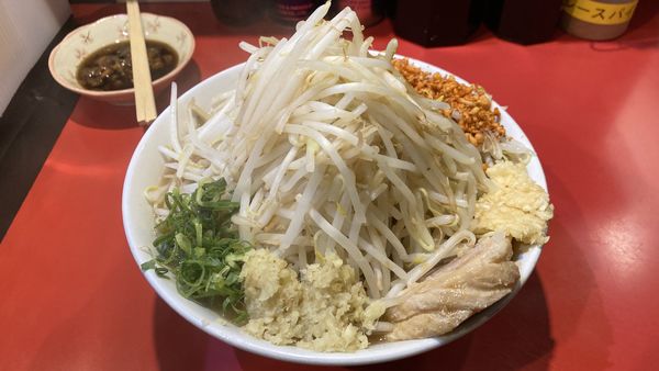 「ラーメン（黒脂全マシ）」@用心棒 市ヶ谷飯田橋の写真