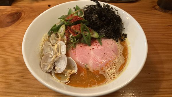 「期間限定 濃厚アサリの辛そば」@麺堂にしき 新宿歌舞伎町店の写真