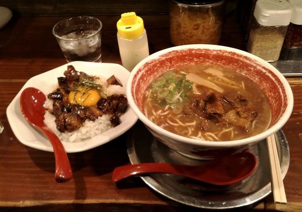 「徳島ラーメン(650円)+チャーシュー丼セット(350円)」@徳島ラーメン 麺王 徳島駅前本店の写真